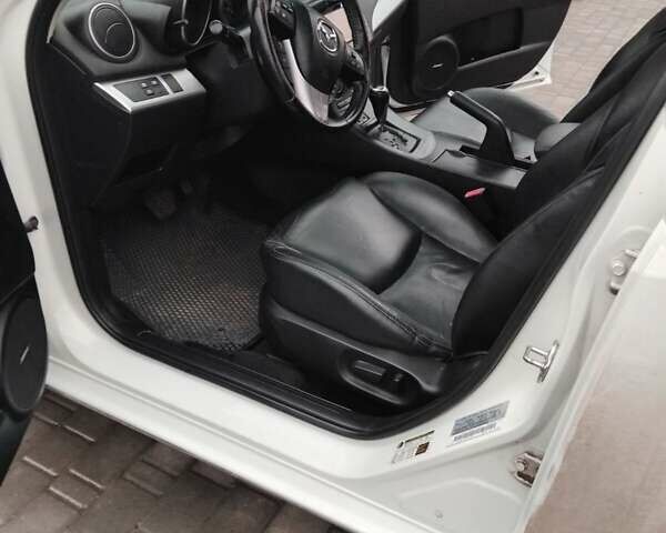 Белый Мазда 3, объемом двигателя 2 л и пробегом 252 тыс. км за 8300 $, фото 14 на Automoto.ua