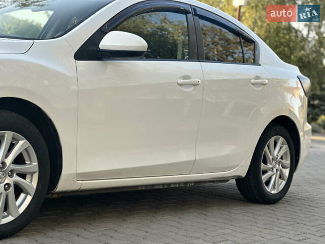 Белый Мазда 3, объемом двигателя 2 л и пробегом 165 тыс. км за 8000 $, фото 10 на Automoto.ua