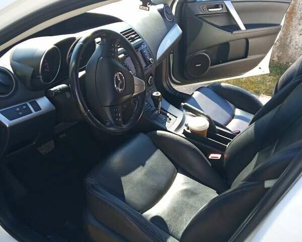 Белый Мазда 3, объемом двигателя 2 л и пробегом 252 тыс. км за 8300 $, фото 5 на Automoto.ua