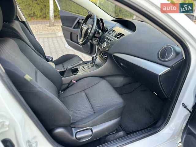 Белый Мазда 3, объемом двигателя 2 л и пробегом 165 тыс. км за 8000 $, фото 25 на Automoto.ua
