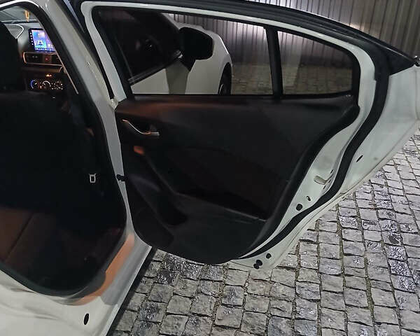 Белый Мазда 3, объемом двигателя 2 л и пробегом 123 тыс. км за 8900 $, фото 21 на Automoto.ua