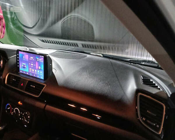 Белый Мазда 3, объемом двигателя 2 л и пробегом 123 тыс. км за 8900 $, фото 5 на Automoto.ua