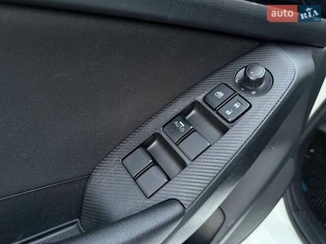 Білий Мазда 3, об'ємом двигуна 2 л та пробігом 195 тис. км за 10490 $, фото 15 на Automoto.ua