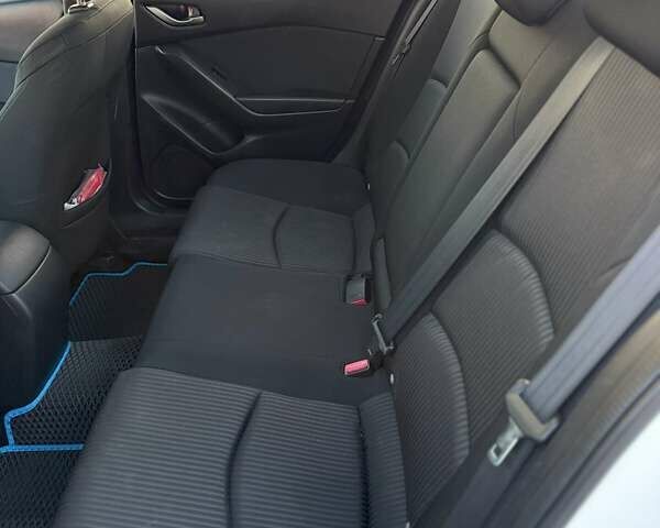 Белый Мазда 3, объемом двигателя 2 л и пробегом 157 тыс. км за 11500 $, фото 7 на Automoto.ua