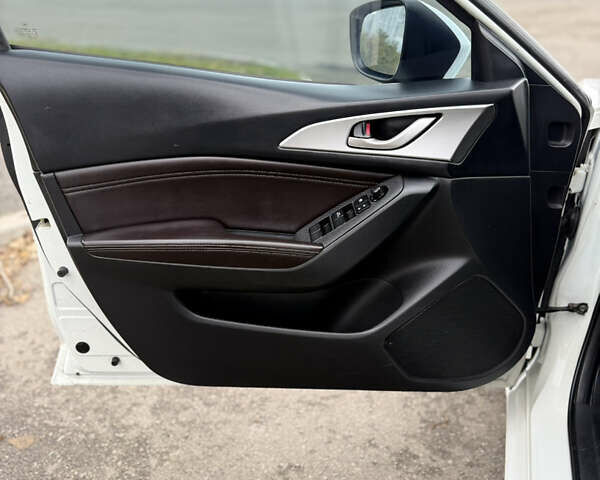 Белый Мазда 3, объемом двигателя 2 л и пробегом 183 тыс. км за 9500 $, фото 19 на Automoto.ua