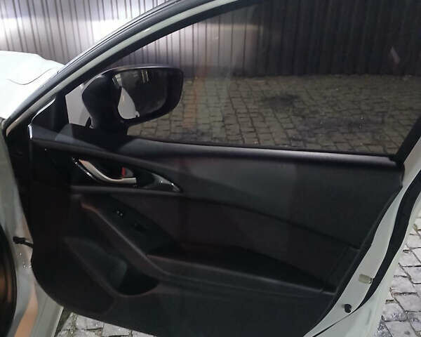 Белый Мазда 3, объемом двигателя 2 л и пробегом 123 тыс. км за 8900 $, фото 6 на Automoto.ua