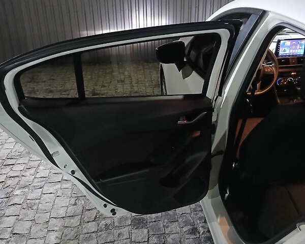 Белый Мазда 3, объемом двигателя 2 л и пробегом 123 тыс. км за 8900 $, фото 23 на Automoto.ua