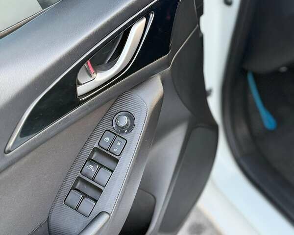 Белый Мазда 3, объемом двигателя 2 л и пробегом 157 тыс. км за 11500 $, фото 8 на Automoto.ua