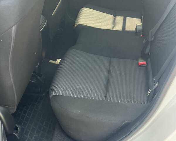 Белый Мазда 3, объемом двигателя 2 л и пробегом 170 тыс. км за 8400 $, фото 34 на Automoto.ua