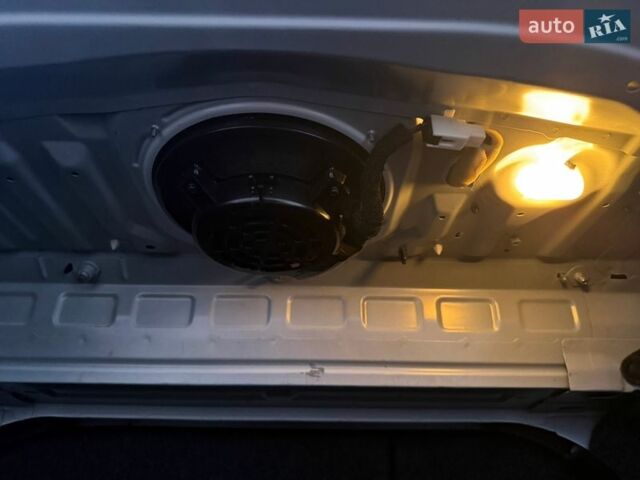 Белый Мазда 3, объемом двигателя 2 л и пробегом 194 тыс. км за 6950 $, фото 23 на Automoto.ua