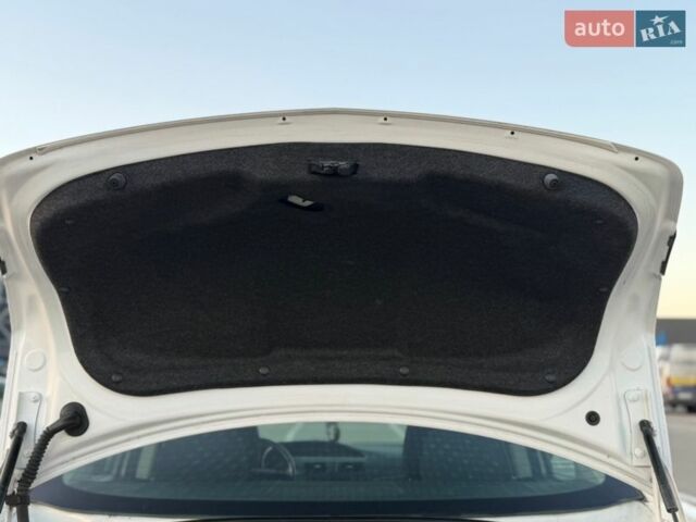 Білий Мазда 3, об'ємом двигуна 2 л та пробігом 194 тис. км за 7200 $, фото 20 на Automoto.ua