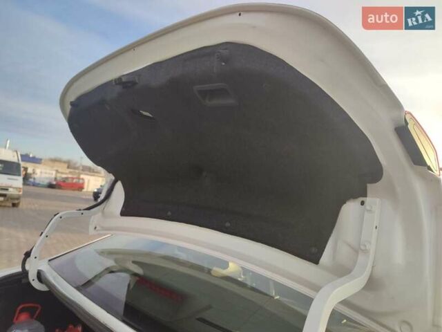 Белый Мазда 3, объемом двигателя 2 л и пробегом 144 тыс. км за 9500 $, фото 26 на Automoto.ua