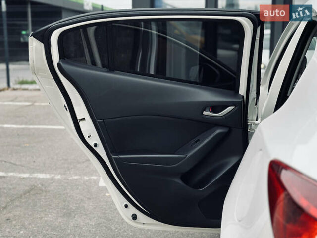Белый Мазда 3, объемом двигателя 2 л и пробегом 208 тыс. км за 8899 $, фото 10 на Automoto.ua