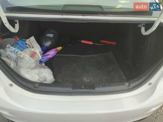 Белый Мазда 3, объемом двигателя 2 л и пробегом 144 тыс. км за 9500 $, фото 27 на Automoto.ua