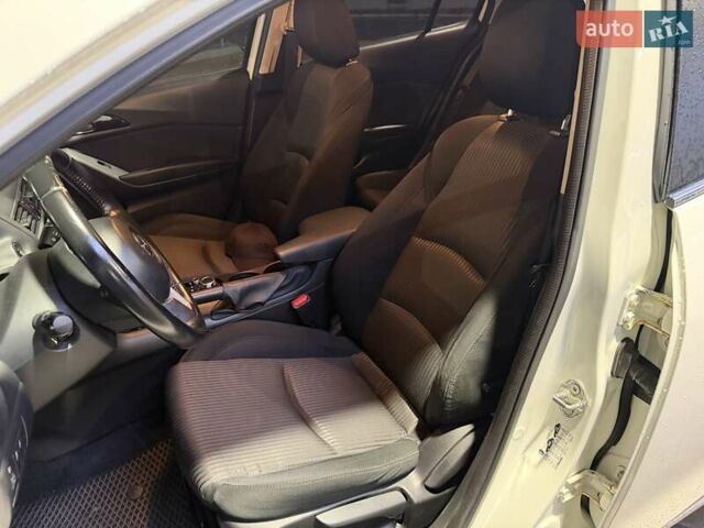 Белый Мазда 3, объемом двигателя 1.5 л и пробегом 56 тыс. км за 14000 $, фото 16 на Automoto.ua