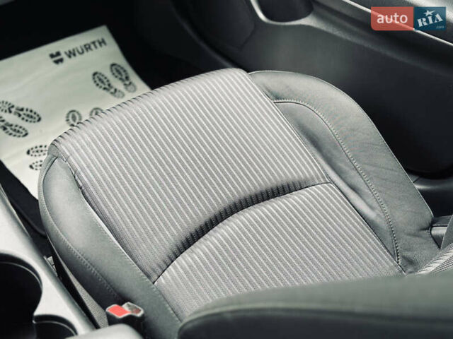 Белый Мазда 3, объемом двигателя 2 л и пробегом 208 тыс. км за 8899 $, фото 38 на Automoto.ua