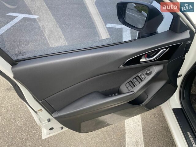 Білий Мазда 3, об'ємом двигуна 1.5 л та пробігом 108 тис. км за 11000 $, фото 12 на Automoto.ua