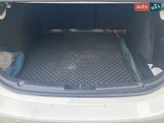 Белый Мазда 3, объемом двигателя 2.2 л и пробегом 260 тыс. км за 9999 $, фото 13 на Automoto.ua