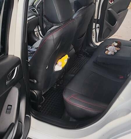 Білий Мазда 3, об'ємом двигуна 2 л та пробігом 157 тис. км за 10200 $, фото 22 на Automoto.ua