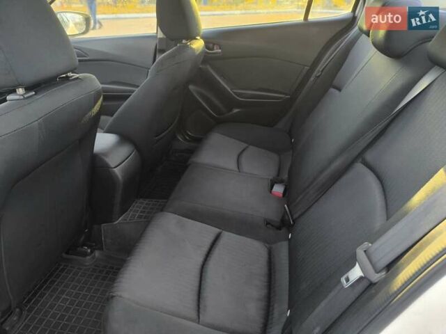 Белый Мазда 3, объемом двигателя 2 л и пробегом 160 тыс. км за 8600 $, фото 6 на Automoto.ua