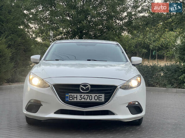 Белый Мазда 3, объемом двигателя 2 л и пробегом 200 тыс. км за 10500 $, фото 1 на Automoto.ua