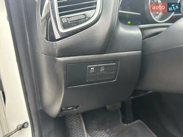 Белый Мазда 3, объемом двигателя 2 л и пробегом 173 тыс. км за 8700 $, фото 34 на Automoto.ua