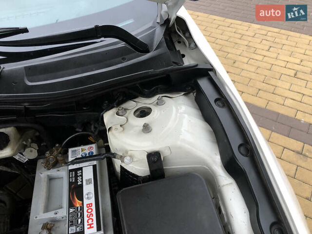 Белый Мазда 3, объемом двигателя 2 л и пробегом 160 тыс. км за 10500 $, фото 16 на Automoto.ua