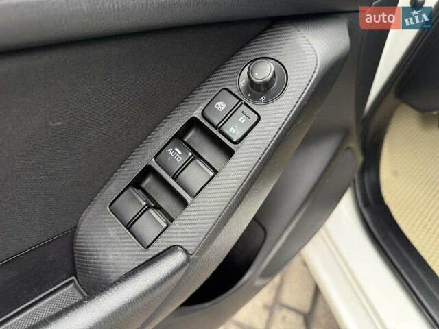 Белый Мазда 3, объемом двигателя 2 л и пробегом 114 тыс. км за 10900 $, фото 17 на Automoto.ua