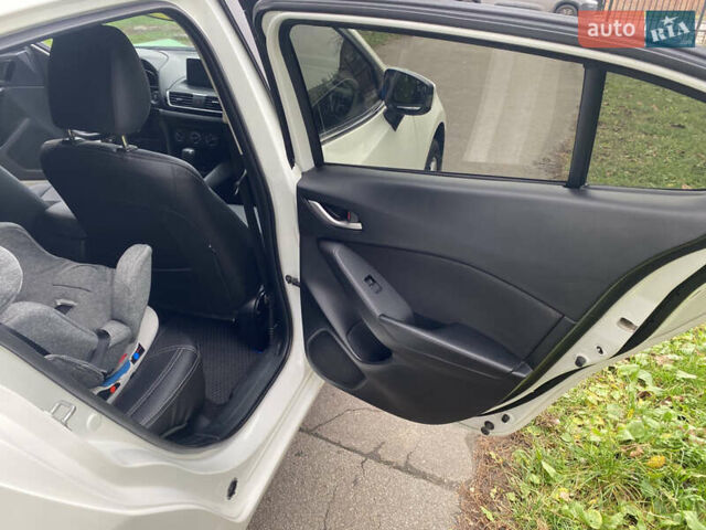 Білий Мазда 3, об'ємом двигуна 2 л та пробігом 175 тис. км за 9000 $, фото 14 на Automoto.ua