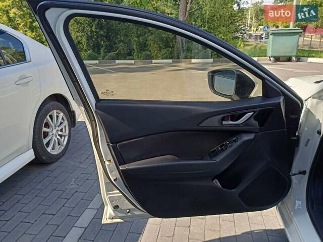 Белый Мазда 3, объемом двигателя 2 л и пробегом 174 тыс. км за 9600 $, фото 5 на Automoto.ua