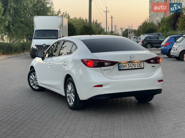 Белый Мазда 3, объемом двигателя 2 л и пробегом 200 тыс. км за 10500 $, фото 3 на Automoto.ua