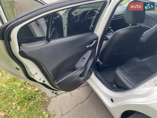 Білий Мазда 3, об'ємом двигуна 2 л та пробігом 175 тис. км за 9000 $, фото 13 на Automoto.ua