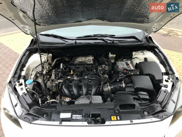 Белый Мазда 3, объемом двигателя 2 л и пробегом 160 тыс. км за 10500 $, фото 15 на Automoto.ua