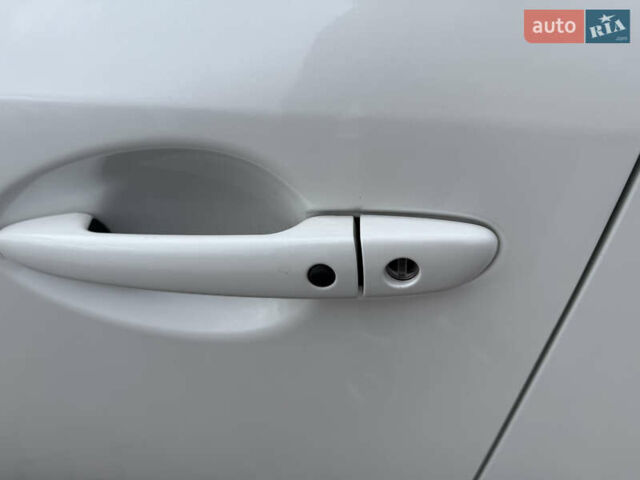 Белый Мазда 3, объемом двигателя 2 л и пробегом 114 тыс. км за 10900 $, фото 12 на Automoto.ua