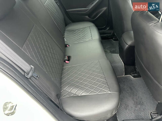 Белый Мазда 3, объемом двигателя 2 л и пробегом 173 тыс. км за 8700 $, фото 44 на Automoto.ua