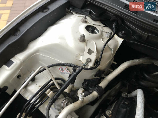 Белый Мазда 3, объемом двигателя 2 л и пробегом 160 тыс. км за 10500 $, фото 17 на Automoto.ua