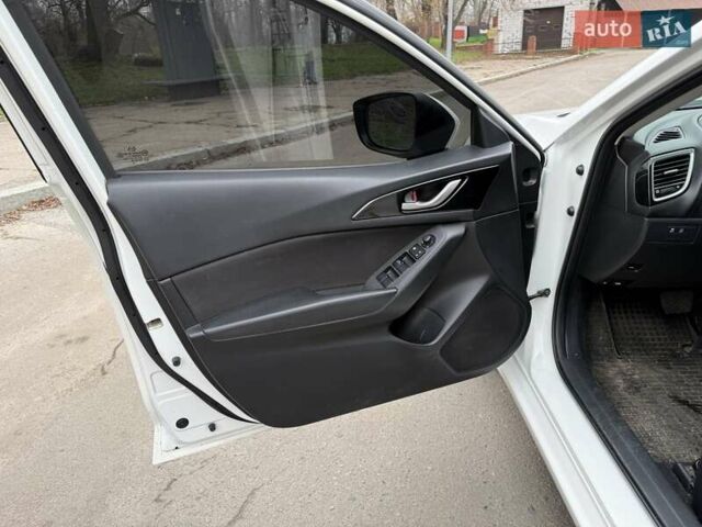 Белый Мазда 3, объемом двигателя 2 л и пробегом 142 тыс. км за 9000 $, фото 8 на Automoto.ua