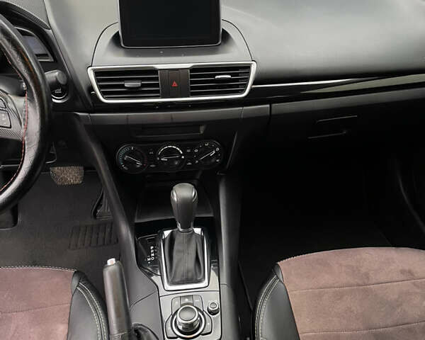 Белый Мазда 3, объемом двигателя 2 л и пробегом 168 тыс. км за 11100 $, фото 19 на Automoto.ua