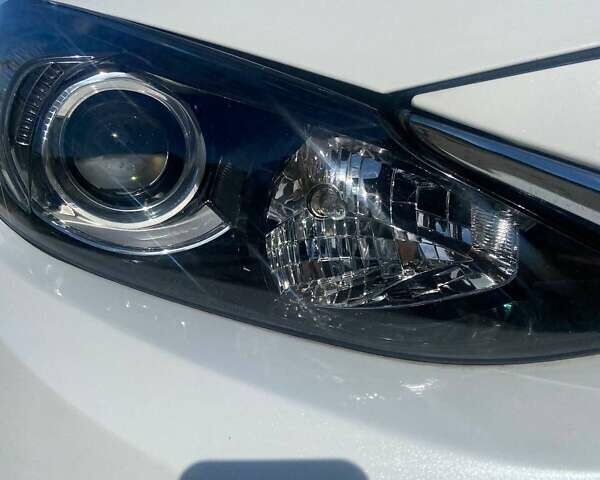 Белый Мазда 3, объемом двигателя 2 л и пробегом 166 тыс. км за 12500 $, фото 10 на Automoto.ua