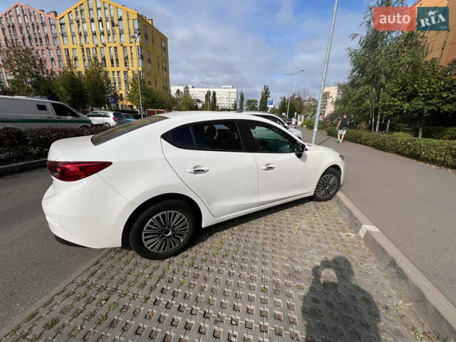 Мазда 3 2016 в Киеве на Automoto.ua Белый Мазда 3, объемом двигателя 2 л и пробегом 189 тыс. км за 12200 $, фото 3 на Automoto.ua