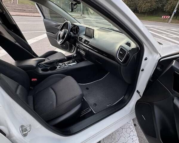 Білий Мазда 3, об'ємом двигуна 2 л та пробігом 178 тис. км за 12900 $, фото 11 на Automoto.ua
