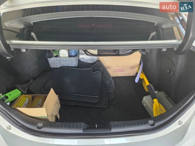 Білий Мазда 3, об'ємом двигуна 2 л та пробігом 125 тис. км за 12000 $, фото 14 на Automoto.ua