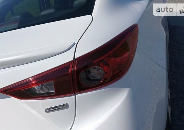 Белый Мазда 3, объемом двигателя 2 л и пробегом 126 тыс. км за 14500 $, фото 2 на Automoto.ua