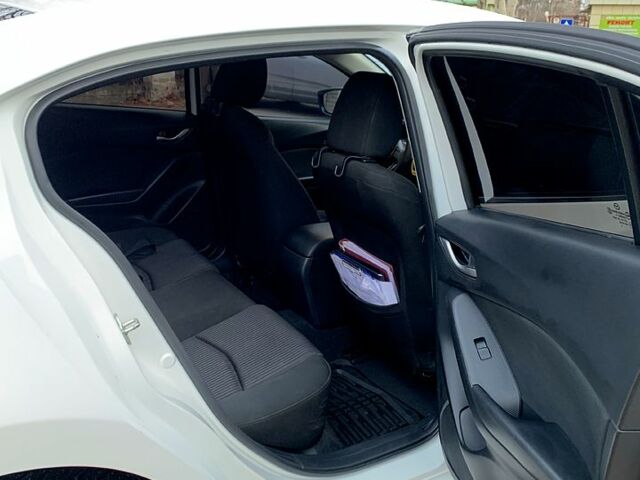 Білий Мазда 3, об'ємом двигуна 2 л та пробігом 201 тис. км за 11800 $, фото 2 на Automoto.ua