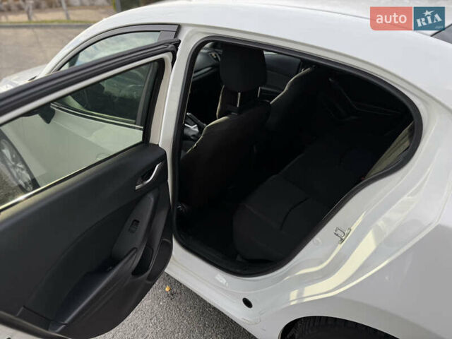 Білий Мазда 3, об'ємом двигуна 2 л та пробігом 161 тис. км за 10000 $, фото 18 на Automoto.ua
