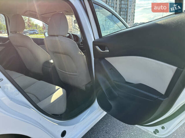 Білий Мазда 3, об'ємом двигуна 2 л та пробігом 156 тис. км за 10799 $, фото 18 на Automoto.ua