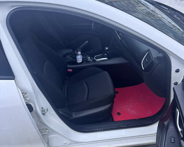 Белый Мазда 3, объемом двигателя 2 л и пробегом 95 тыс. км за 10200 $, фото 4 на Automoto.ua