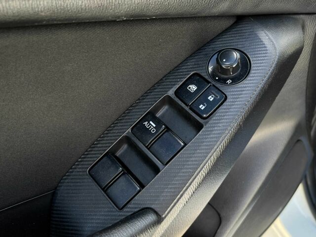 Белый Мазда 3, объемом двигателя 2 л и пробегом 190 тыс. км за 11000 $, фото 11 на Automoto.ua
