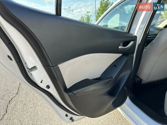 Білий Мазда 3, об'ємом двигуна 2 л та пробігом 156 тис. км за 10799 $, фото 16 на Automoto.ua