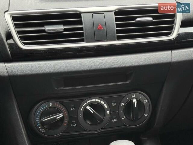 Белый Мазда 3, объемом двигателя 2 л и пробегом 142 тыс. км за 9000 $, фото 16 на Automoto.ua